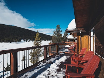 Die Terrasse blickt auf die schneebedeckte Landschaft